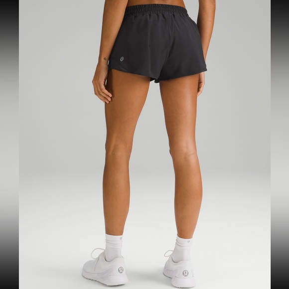 LULULEMON SIZE 4 HOTTY HOT BLACK SHORTS 2.5 LENGTH LOW RISE - Picture 3 of 6